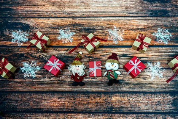 Kerstvakantie achtergrond met geschenkdozen en kerstboom op houten tafel. — Stockfoto