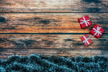 Ahşap arka planda üç Noel hediyesi