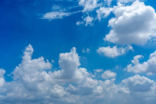 Piękne błękitne niebo z białymi chmurami w letni dzień — Zdjęcie stockowe
