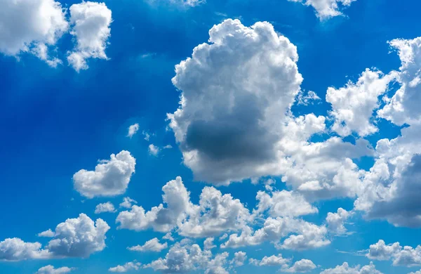 Białe chmury unoszące się na błękitnym niebie w piękny poranek na tle — Zdjęcie stockowe