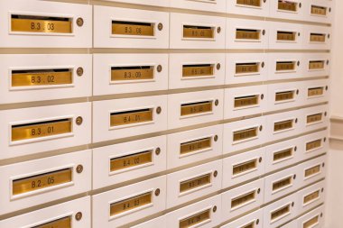 Apartman binasının posta odasındaki posta kutularının sıraları