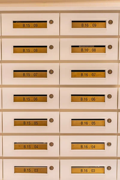 Foto vertical de la matriz de buzón en la sala de correos en el edificio de apartamentos — Foto de Stock