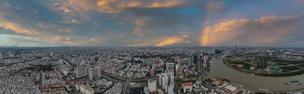 Hermosa puesta de sol con arco iris en la ciudad de Ho Chi Minh — Foto de Stock