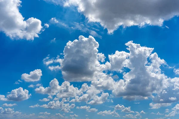 Białe chmury cumulus pływające na niebieskim niebie dla koncepcji tła — Zdjęcie stockowe