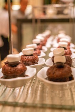 Arka arkaya çikolatalı pasta.