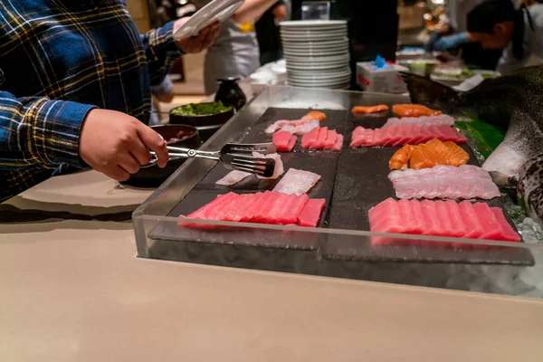Comer comida japonesa con Sashimi, sushi — Foto de Stock