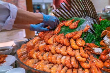 Garson karides kulesine pişmiş karides koydu.