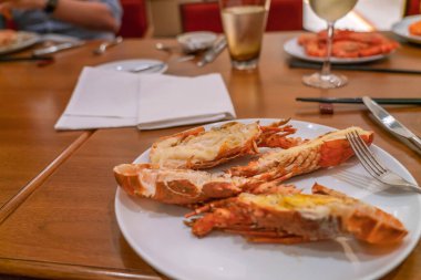 Masada ızgara ıstakozlu beyaz tabak