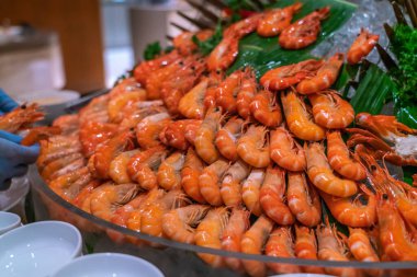 Büfede taze karidesler