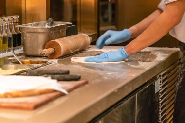 Pizza hamuru sarma hazırlıkları