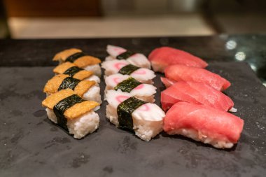 Nigiri suşi seti siyah taş levha, düz yatıyordu