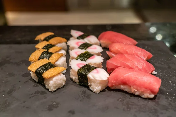 Nigiri sushi fekete kő palán, lapos tojással — Stock Fotó