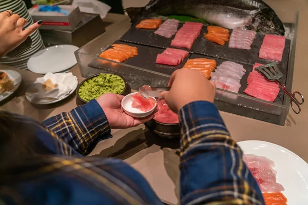 Buffet Sushi bar cena en restaurante — Foto de Stock