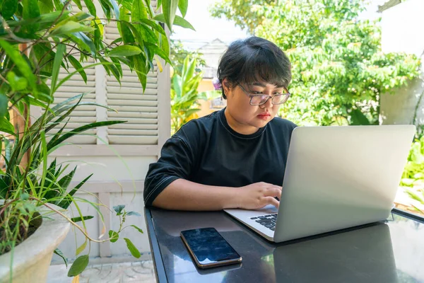 Chica asiática navegando por Internet en el ordenador portátil — Foto de Stock