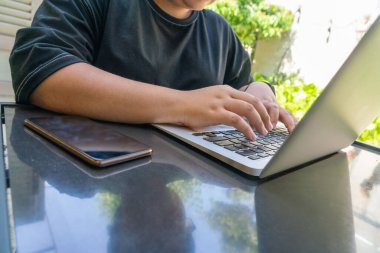 Dışarıda dizüstü bilgisayarda çalışıyorum.