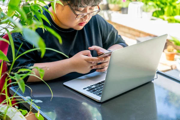 Chica joven charlando en el teléfono inteligente — Foto de Stock