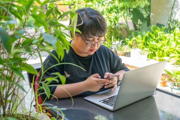 Chica asiática escribiendo en el smartphone — Foto de Stock