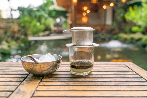 Traditional method of making of vietnamese coffee — Stock Photo, Image