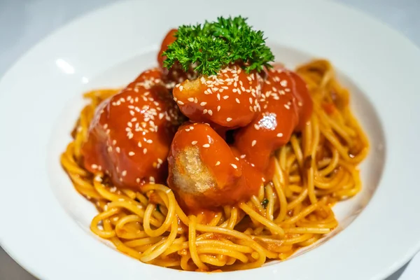 Спагетти жареные кубики курицы с томатным соусом — стоковое фото