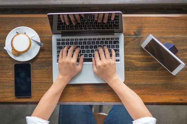 Affärsman hand arbetar på laptop på caféet — Stockfoto