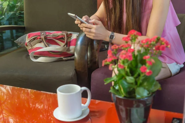Kadın eli telefon kullanıyor, mesaj yazıyor, internette geziniyor.