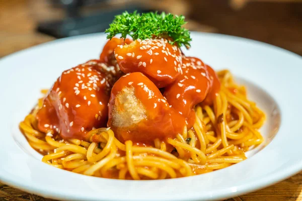 Спагетти жареные кубики курицы — стоковое фото