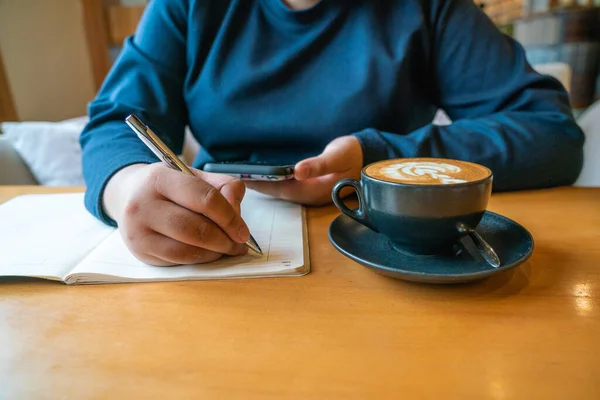 Nahaufnahme einer Frau, die handschriftliche Notizen schreibt — Stockfoto
