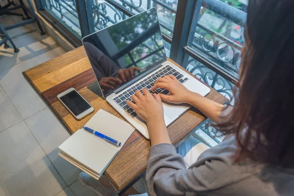 Dizüstü bilgisayarda çalışan Asyalı serbest yazar