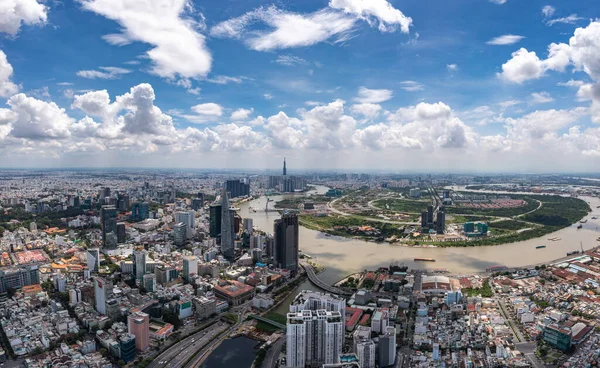 Drone vista de Ho Chi Minh centro de la ciudad en la hermosa mañana — Foto de Stock