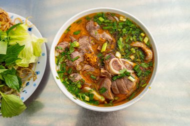 Bir kase geleneksel Güney Vietnam eriştesi. Adı Bun Bo Hue.