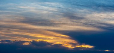 Dramatik gün batımı ya da gündoğumu gökyüzünün panoramik fotoğrafı
