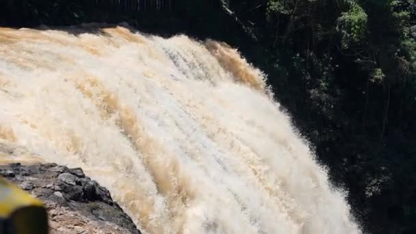 Close-up zicht op de stroom van ongelooflijke sterke stroom van waterval in slow motion. — Stockvideo