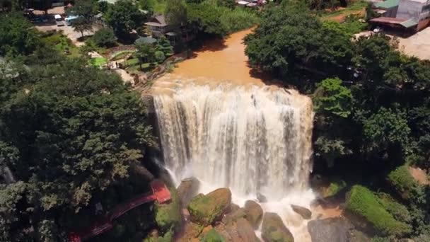 Luftaufnahme eines riesigen Wasserfalls in der Nähe einer ländlichen Stadt in Asien. — Stockvideo