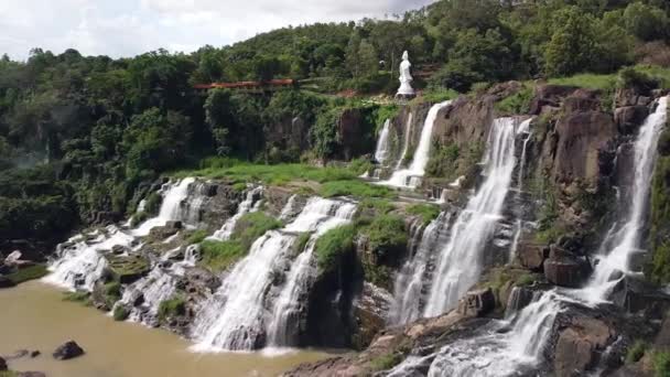 Flygfoto över natursköna vattenfall i den tropiska djungeln med vit dam buddha staty. — Stockvideo