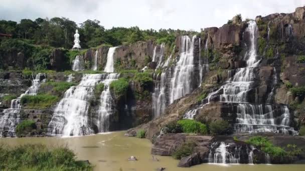 Flygfoto över pittoreska tropiska vattenfall kaskad i Asien med dam buddha. — Stockvideo