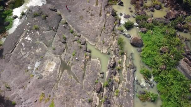 Vue aérienne du haut vers le bas d'un parc naturel avec terrain rocheux, rivière et verdure luxuriante — Video