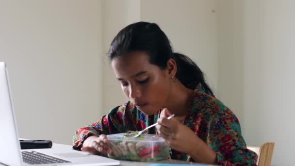 Joven mujer de negocios asiática comiendo bocadillos de ensalada saludables en casa oficina. — Vídeos de Stock