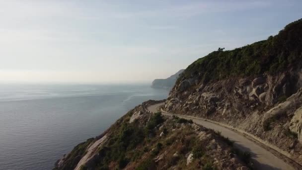 Vista aérea da paisagem espetacular penhasco montanha com estrada em uma ilha. — Vídeo de Stock