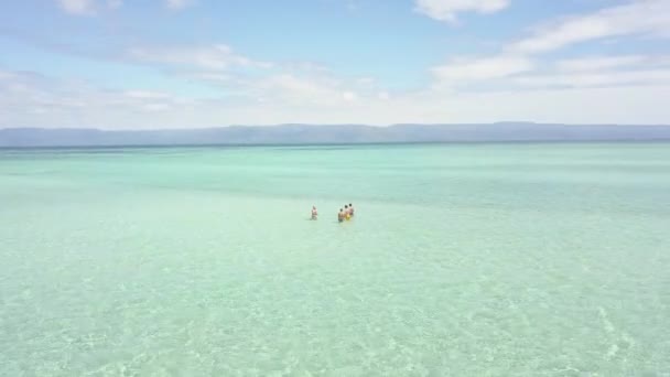 Légi mozi csoport turisták álló és úszás a tengerparti üdülőhelyen. — Stock videók