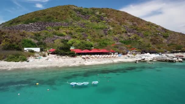 Drone volar sobre la isla tropical con agua cristalina turquesa prístina. — Vídeos de Stock