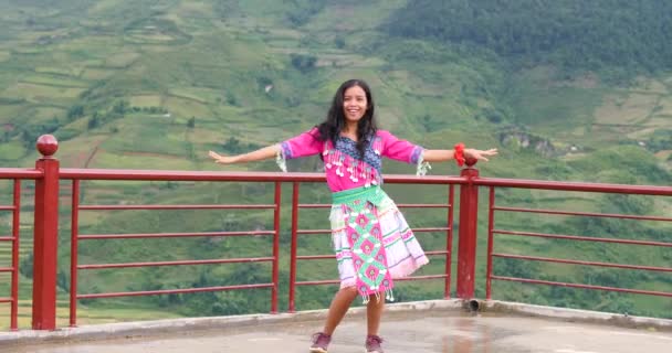 Despreocupado y hermosa chica asiática en colorido vestido cultural bailando y sonriendo — Vídeos de Stock