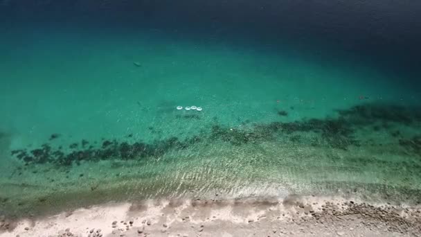 Aerea di spiaggia tropicale con acqua cristallina blu e spiaggia rocciosa bianca. — Video Stock