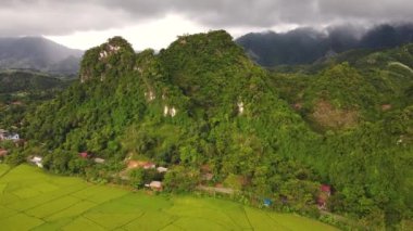 Muhteşem manzaranın havadan görünüşü, yemyeşil tepeler..