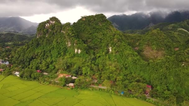 Vista aérea del paisaje espectacular, colinas cubiertas de exuberante vegetación. — Vídeo de stock