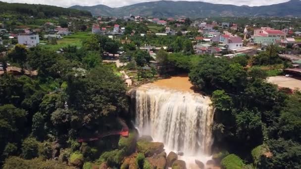 Vista aérea de una enorme cascada cerca de una ciudad en el campo de Asia. — Vídeos de Stock