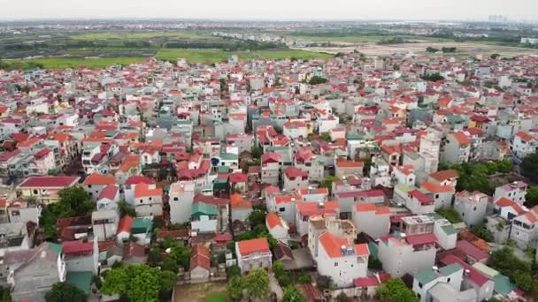 Flygfoto över en förort stad i Asien med färgglada moderna hus och grönska. — Stockvideo