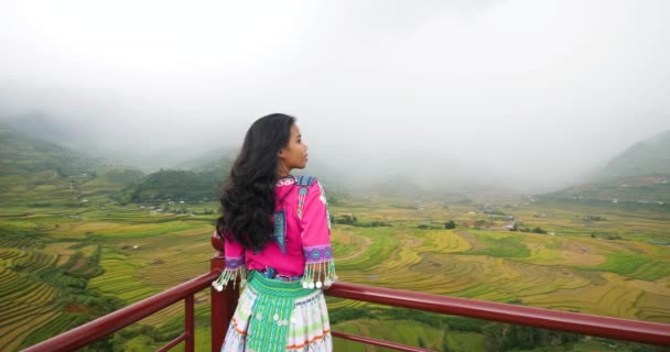 Chica asiática en colorido vestido cultural de pie en el punto de vista de terrazas de arroz. — Vídeos de Stock