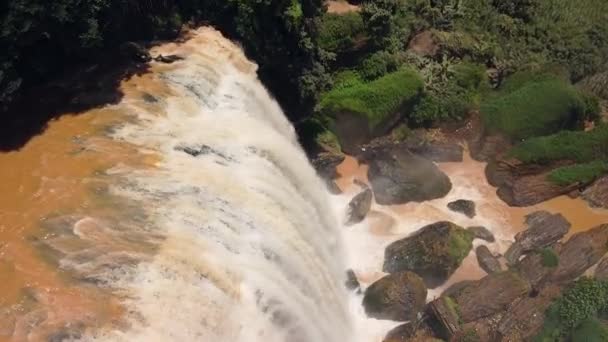 Vista aérea de la cascada masiva que fluye hacia abajo sobre grandes rocas en la selva tropical. — Vídeos de Stock
