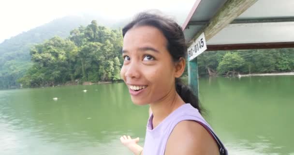 Mulher asiática alegre sorrindo e cantando no barco em movimento no lago. — Vídeo de Stock