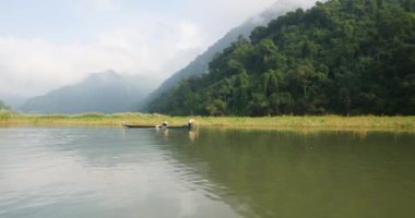 Taşrada küçük bir gölde hareket halindeki balıkçı teknesinin görüntüsü..